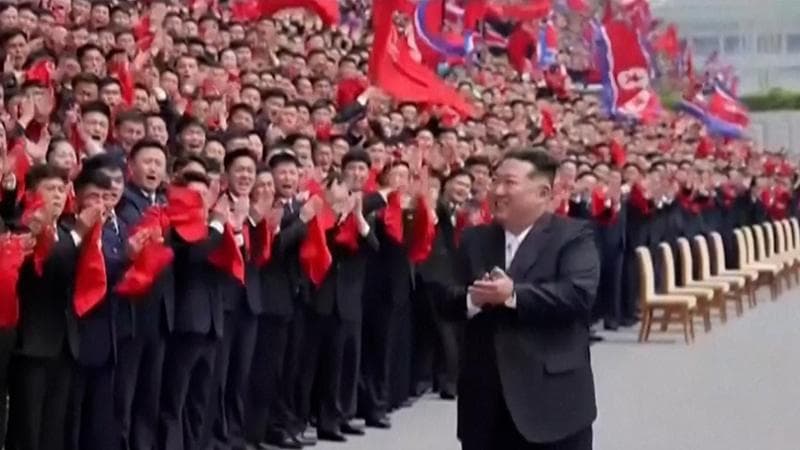 Corea del Nord: bagno di folla per Kim Jong-Un all'incontro con i giovani del partito