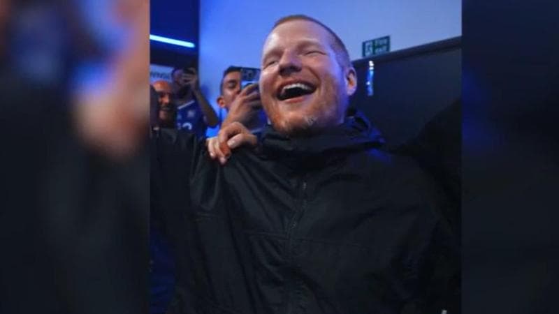 Ipswich promosso in Premier League: nello spogliatoio la festa con Ed Sheeran
