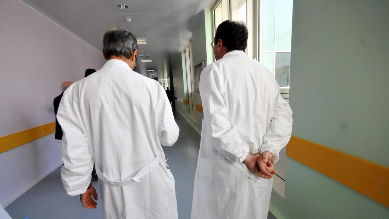Lista d’attesa della lista d’attesa: così la Lombardia parcheggia i pazienti in coda per una visita