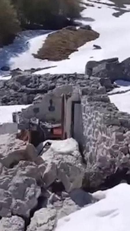 Abruzzo, slavina si stacca sul Gran Sasso e distrugge un rifugio: nessun ferito
