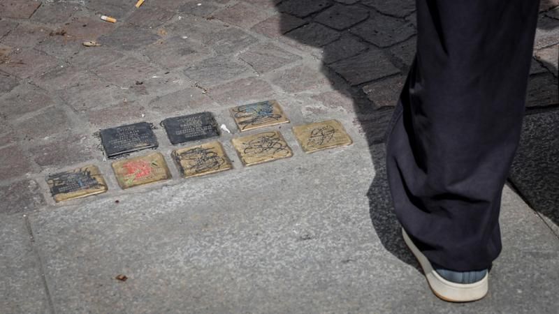 Pietre d’inciampo sfregiate, proposta a Torino: intitolare un giardino alle sei donne deportate