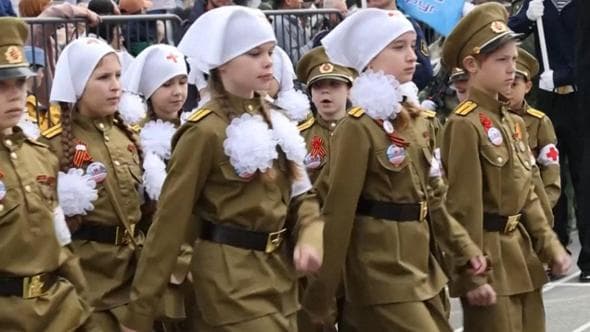 Russia, la sfidata dei bambini in uniforme alla parata per il Giorno della Vittoria