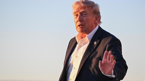 Trump: “Liberiamo le navi dallo stretto”. E intanto rifiuta la proposta iraniana, ma continua a trattare