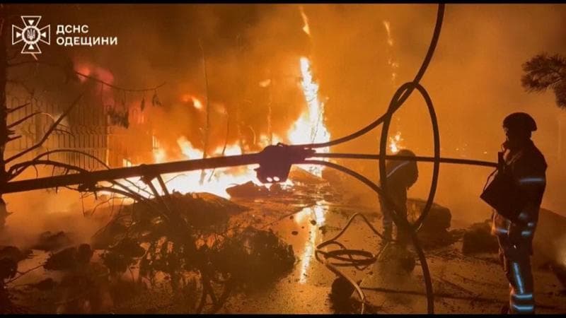 Nuovi raid russi su palazzi residenziali a Odessa, l'intervento dei vigili del fuoco